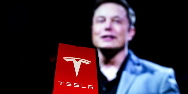 Tesla Elon Musk Rokas Tenys shutterstock 2147719465 gID 7