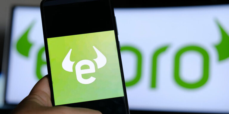 etoro app logo on smartphone gID 7