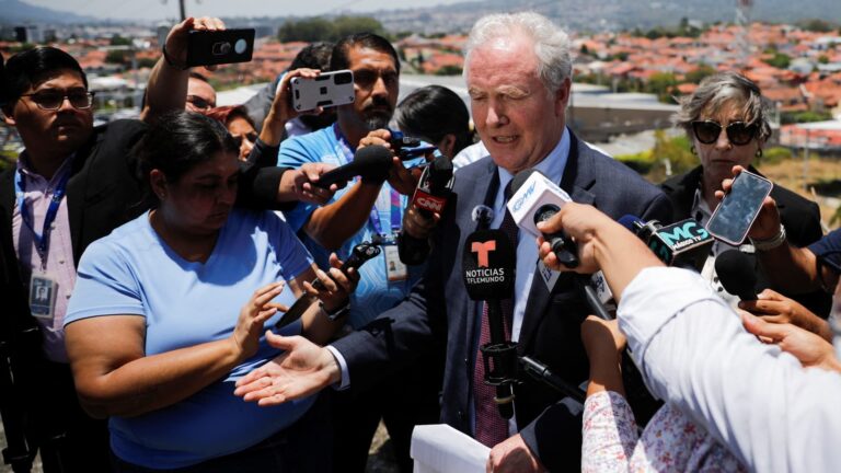 108132933 17448289752025 04 16t184008z 1679522726 rc26zda4kcuw rtrmadp 0 usa trump migration el salvador van hollen