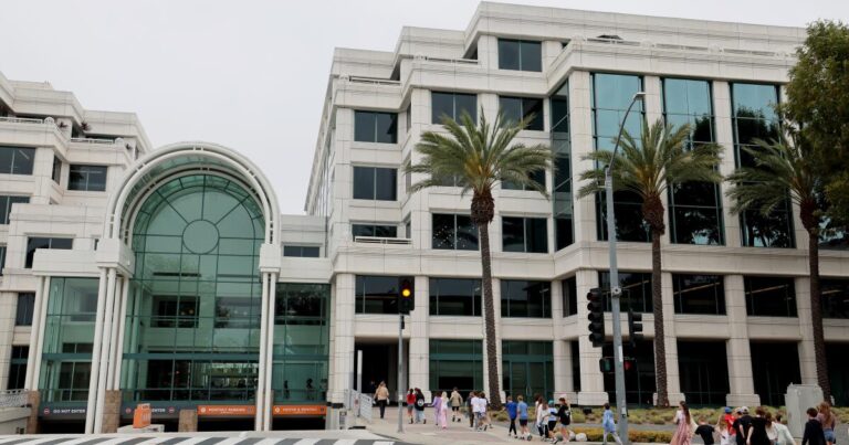 urlhttps3A2F2Fcalifornia times brightspot.s3.amazonaws.com2Fed2Fed2F4805706e4da9a1f49faadbe5e2552F1499464 me santa monica office schools 05 ajs