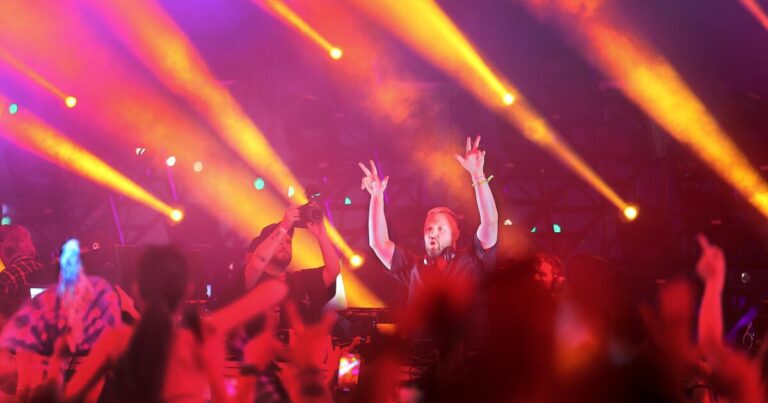 urlhttps3A2F2Fcalifornia times brightspot.s3.amazonaws.com2Fef2F202Ff2ed233949af86c61268c78bda2d2F1502083 et chris lake dj coachella 07 ajs