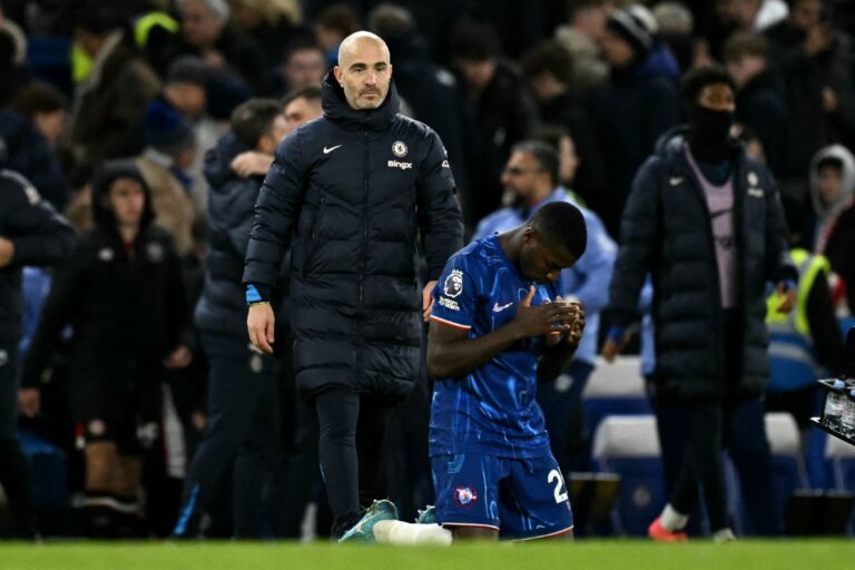 Enzo Maresca and Moises Caicedo on the touchline