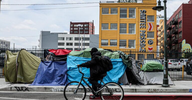 urlhttps3A2F2Fcalifornia times brightspot.s3.amazonaws.com2F3c2F952F09117af0414ea7b3aa8044d2c8322F1506113 me 0512 encampment rcg 067