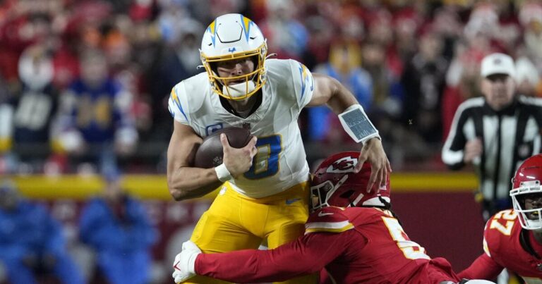 urlhttps3A2F2Fcalifornia times brightspot.s3.amazonaws.com2F952F502F83be0f004f628080a312e8f1ac472Fchargers chiefs football 92546